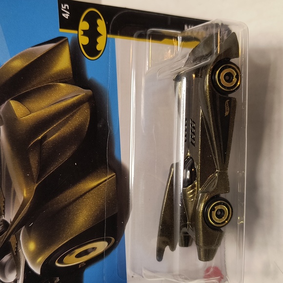 d12 Hot Wheels Batmobile gold batman series - Picture 3 of 4